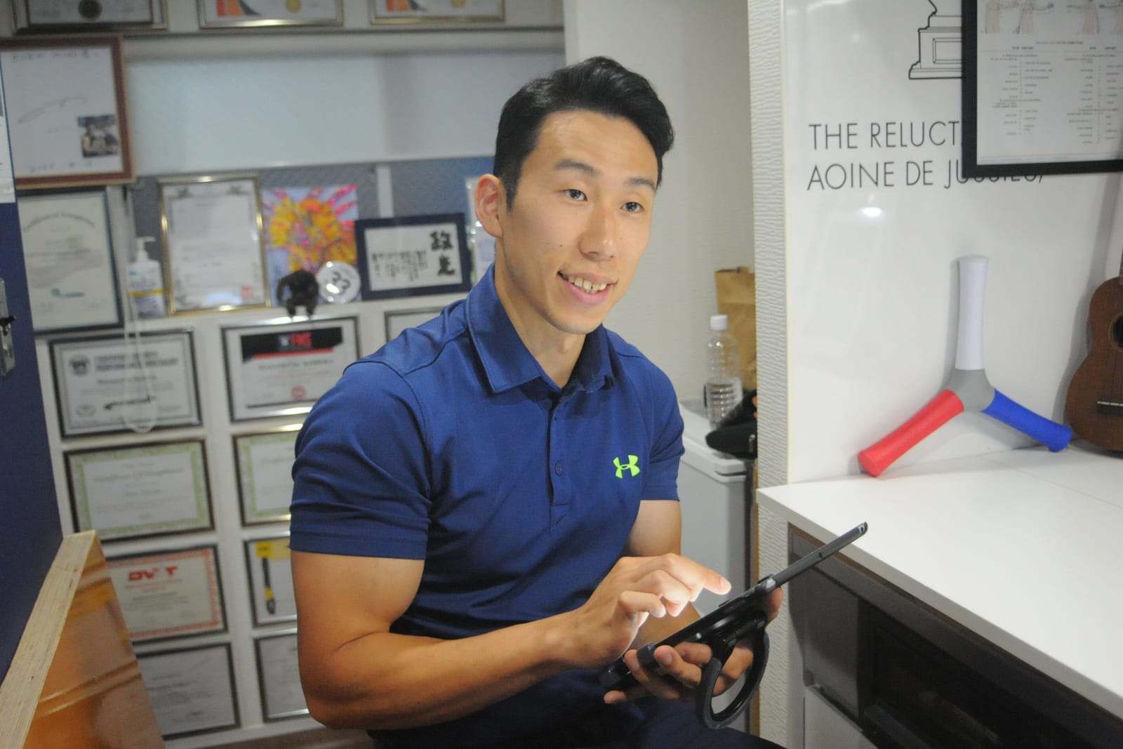 タブレットを見ながら目的や経験を伺うカウンセリング